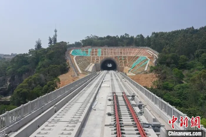 中铁上海工程局新建福厦铁路5标率先全线完成无砟轨道施工——无砟轨道路基成型段 中铁上海局供图