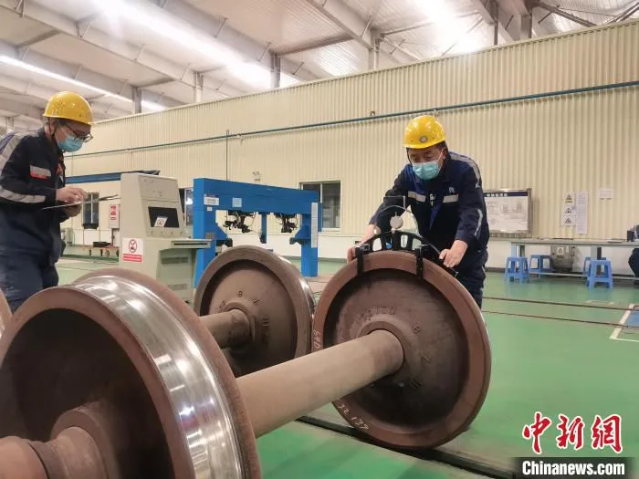操作工人对车辆部件进行严格检测。　矫立志 摄