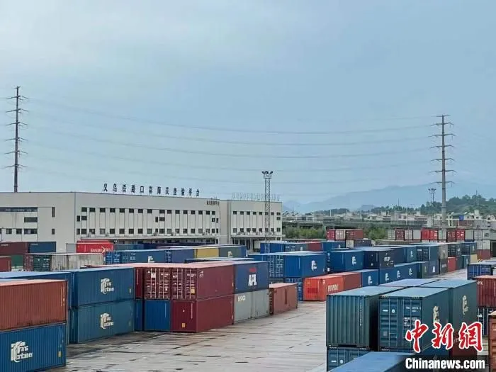 资料图：义乌铁路口岸海关查验平台。　张斌 摄