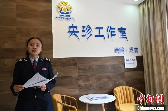 图为税务工作人员介绍“央珍工作室”。