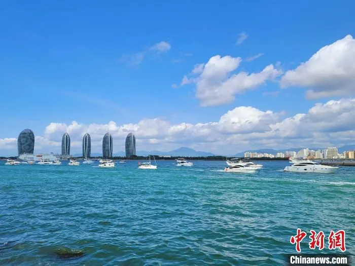 三亚的游艇游在春节假期前就已经升温。图为密集回港的游艇。　王晓斌 摄