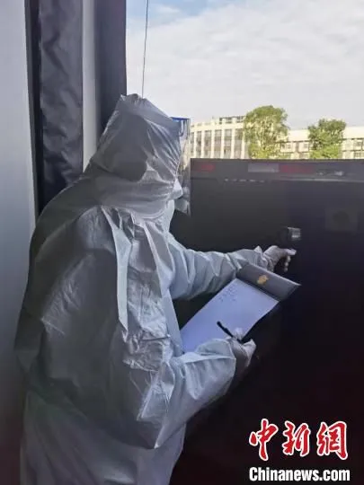 测车箱内温度.　上海市场监管局供图