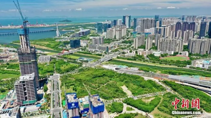 8月21日，广东省深圳市，俯瞰前海深港现代服务业合作区建设风貌。前海深港现代服务业合作区累计实现226栋建筑主体结构封顶，其中建成并交付使用195栋；累计建成84条(段)市政道路，“四纵十横”的道路骨干网基本成型，轨道交通建成运营4线路9站点。中新社记者 陈文 摄