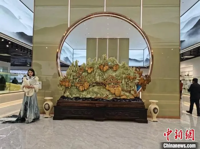 展示的重达2.3吨的玉石雕刻作品。　顾名筛 摄