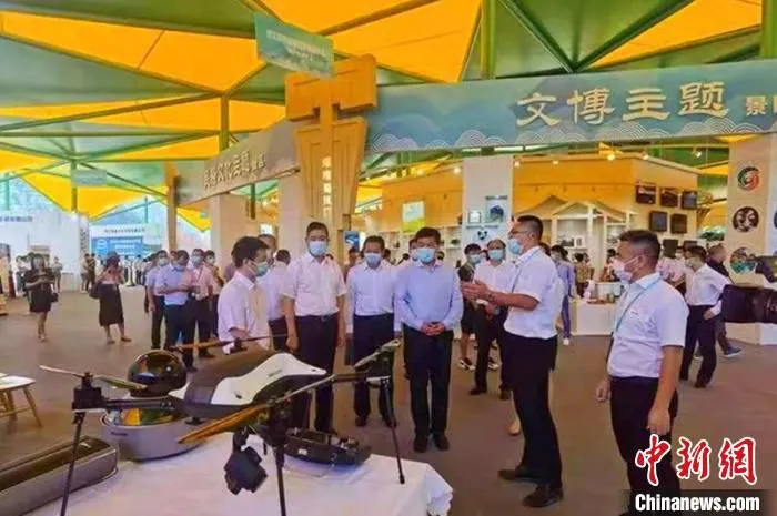 与会代表观摩智慧景区前沿产品。　苗志勇 摄