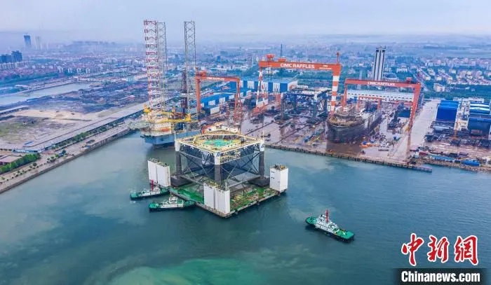 “经海001号”网箱平台为坐底式网箱平台，水深约32米，可养殖鱼类600吨至700吨。