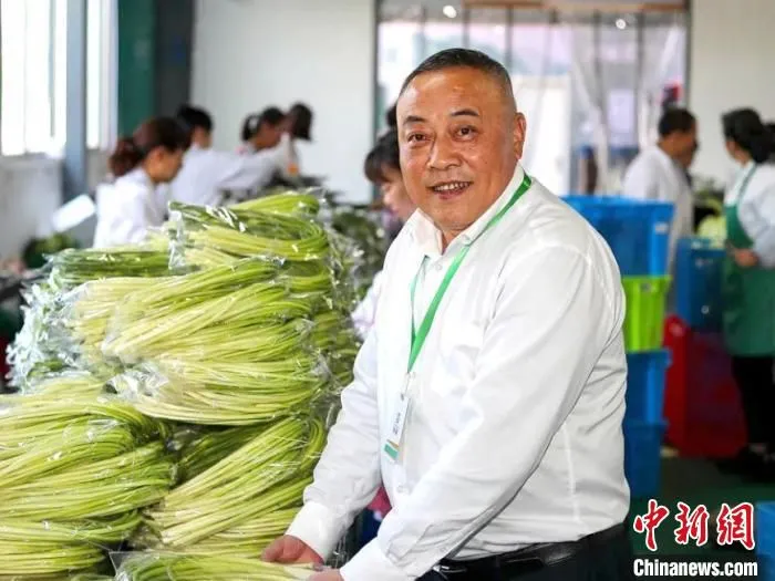 民进衢州市委会委员方向明在蔬菜配送中心。　方向明 供图