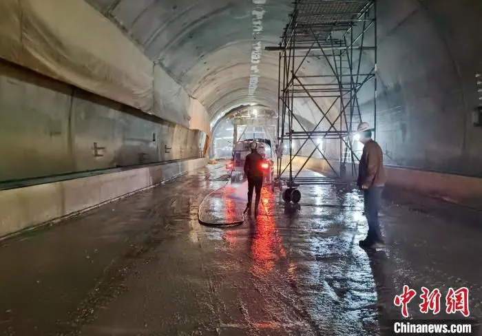 正在建设的九绵高速木座隧道。　蜀道集团供图