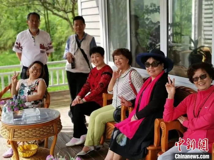 图为在幸福村的游客。　周燕玲 摄