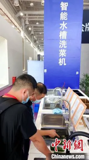 卫厨展一角。　杨伏山 摄