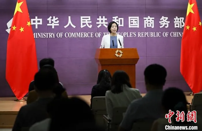 9月2日，中国商务部在北京举行例行新闻发布会。新任商务部新闻发言人束珏婷介绍，目前中国海外仓数量已超过1900个，总面积超过1350万平方米，业务范围辐射全球，其中北美、欧洲、亚洲等地区海外仓数量占比近90� 中新社记者 赵隽 摄