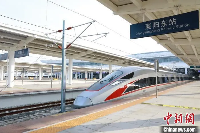 试验列车从襄阳东站驶出 李涛 摄