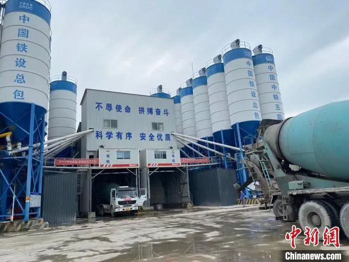混凝土拌和站实行雨污分离。　吴兰 摄