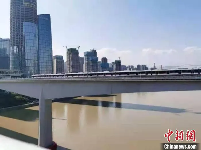 图为重庆轨道交通9号线不载客试运行列车正在过桥。　重庆市住房和城乡建设委员会供图
