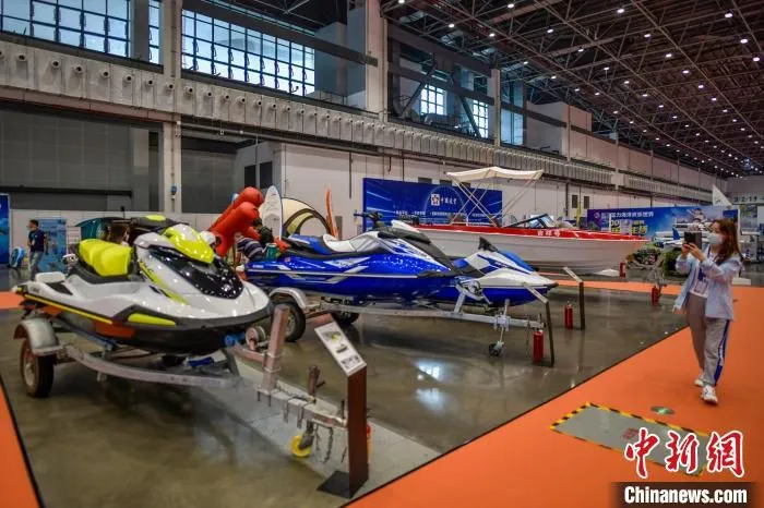 图为通航飞行器亮相海南国际旅游装备博览会现场。　骆云飞 摄