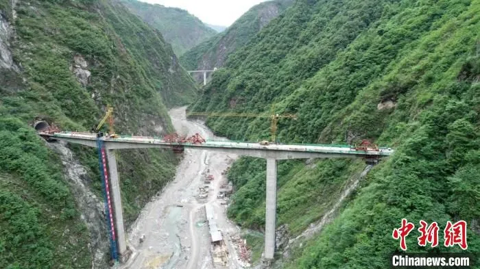 穿越龙门山的绵茂公路。　四川路桥供图