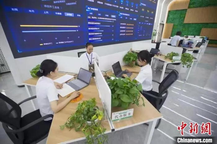 精准服务“全代办”，让企业省心。　张云 摄