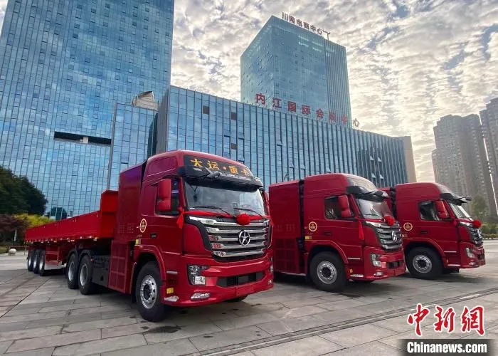 示范线首发仪式现场。　王斌 　摄