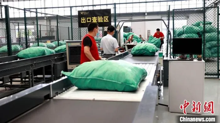 义乌快件(跨境)监管中心。　金家明 摄