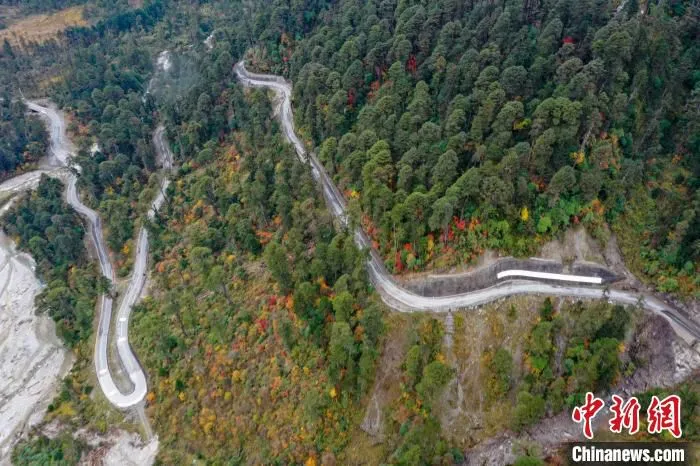 图为航拍墨脱公路。　贡嘎来松 摄