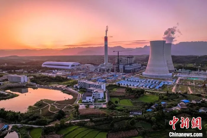 夕阳下的天明发电新建工程建设现场。　中国能建西南院供图