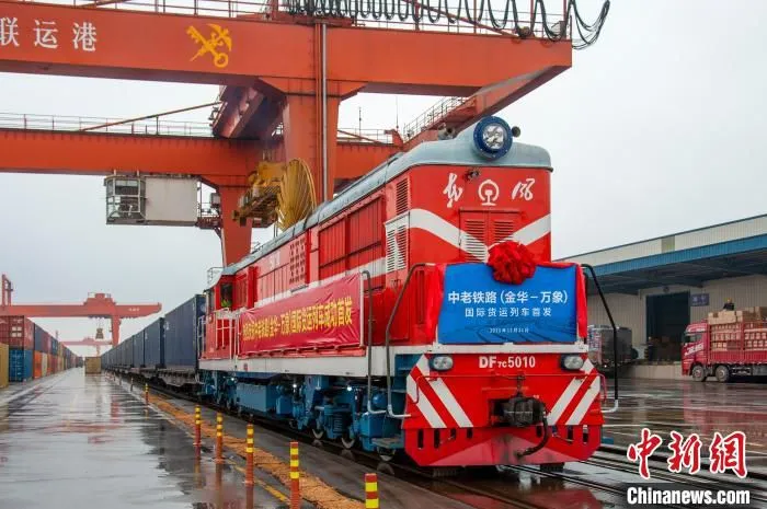 中老铁路(金华—万象)国际货运列车从铁路金华南站鸣笛启程。　胡肖飞 摄