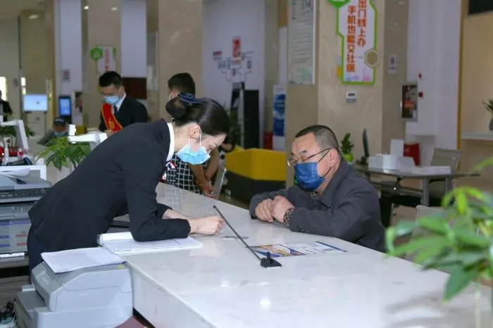 图为办事群众在贵州省政务服务大厅办理业务 宁南 摄 宁南 摄