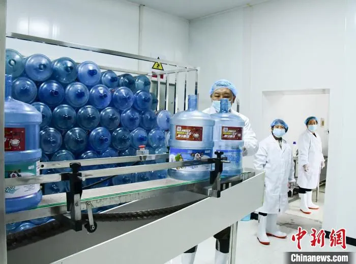 山西省石楼县神龙咀村开发山泉水资源，拓宽村民增收渠道。　曹晶晶 摄