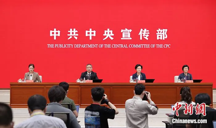 6月14日，中共中央宣传部在北京举行“中国这十年”系列主题新闻发布会。工业和信息化部副部长辛国斌、徐晓兰、总工程师韩夏介绍党的十八大以来工业和信息化发展成就，并答记者问。 中新社记者 杨可佳 摄