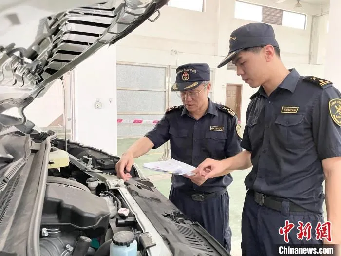 2021年5月19日海口海关所属海口港海关关员在整车检测线对自贸港首辆“零关税”进口汽车开展查验。　吴凌壮 摄