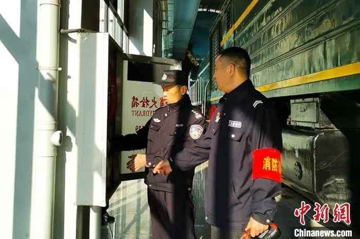 图为张仲云正在检查消防设施。　开远铁路公安处供图