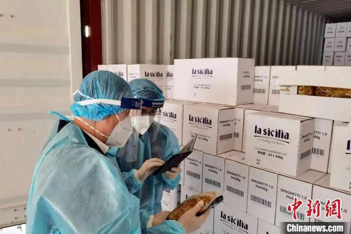 图为朝阳海关关员查验进口食品，助力企业快速通关。　畅瑞邦 摄