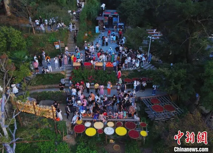图为国庆假期期间,游客在江西婺源篁岭古村景区游览。 方华彬 摄 图为国庆假期期间,游客在江西婺源篁岭古村景区游览。 方华彬 摄