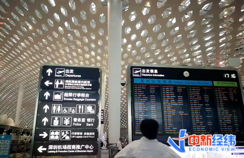 航班信息图 来源：中新经纬 张燕征摄