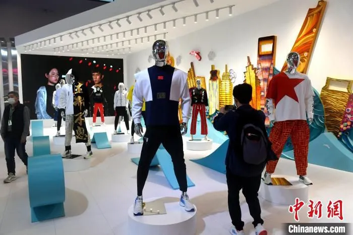 本届“鞋博会”上，安踏展示了北京2022年冬奥会特许商品国旗款运动服装。　吕明 摄