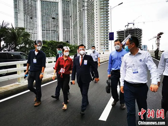 7月29日，中国政府援菲马尼拉帕西格河埃斯特热拉—潘塔里恩(E-P)桥举行竣工通车仪式。图为中国驻菲大使黄溪连(前排左三)在仪式举行前视察通车准备情况。中新社记者 关向东 摄
