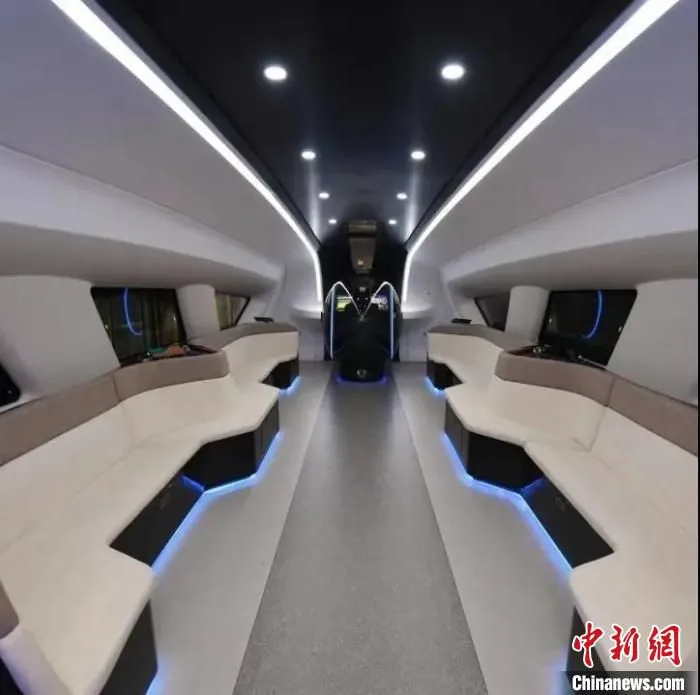 在高速磁悬浮列车上，智慧视窗可以自动匹配车外光线，乘客通过视窗上的透明显示按键，可自主调节车窗亮度。　北京经开区管委会供图