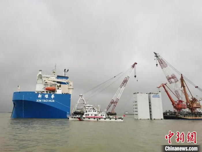 “新耀华”轮正在卸载船只。　常熟海事局供图