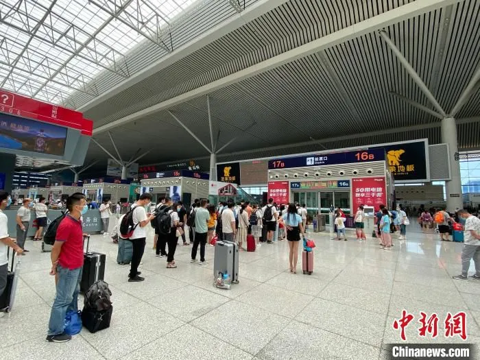 郑州东站候车大厅内排队等待安检的旅客。　郑州东站供图