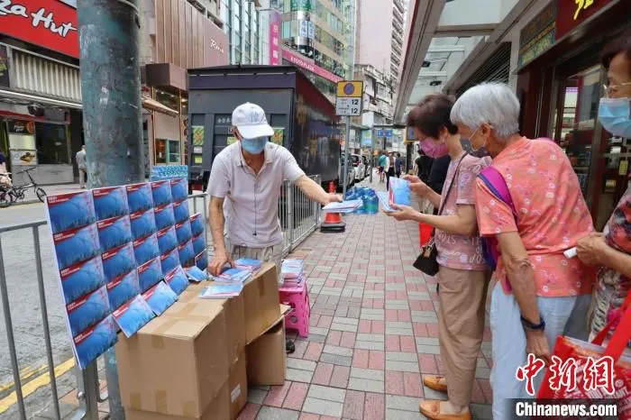 香港铜锣湾洛克道，市民领取大湾区创新成果明信片。　冯瀚文 摄