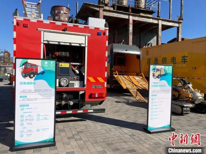 图为应急消防车等装备。　徐婧 摄