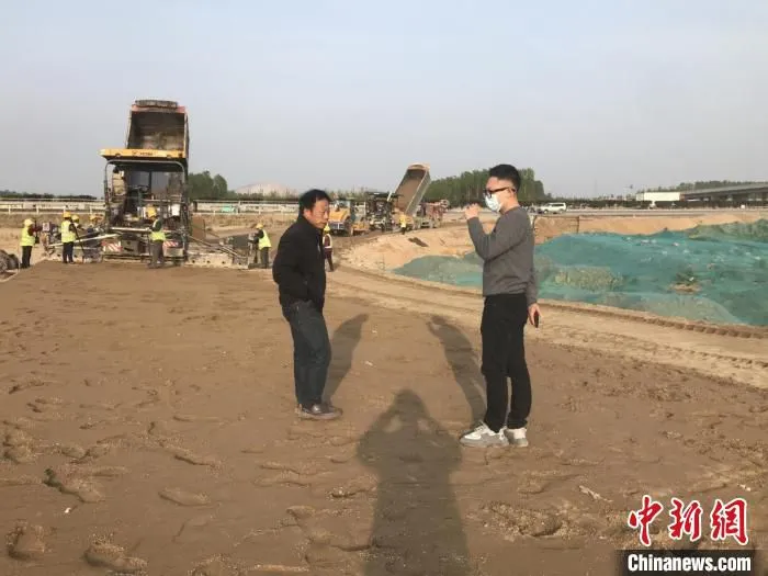 图为“森为特土体改性黑科技”项目创始人刘泽坤在施工现场。(受访者供图 《中国新闻》报发)