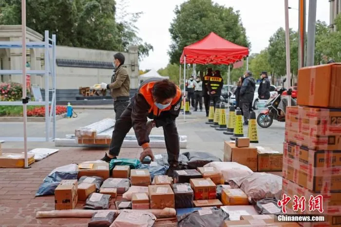 资料图：快递人员整理物品。 殷立勤 摄