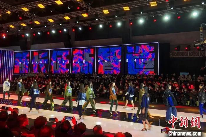 图为服装走秀表演。　吴鹏泉 摄