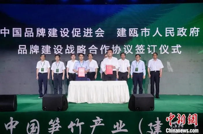 图为：签约仪式现场。　李南轩 摄