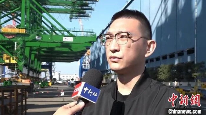 上海振华重工(集团)股份有限公司长兴基地设备基建部经理谢许敏接受中新社记者采访 张践 摄