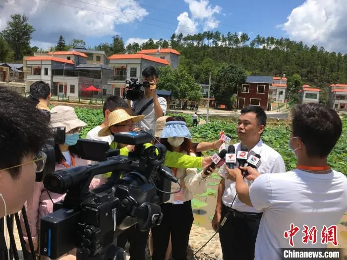 图为紫金县九合镇党委书记刘俊锋在接受“沿着高速看中国(广东)”采访团的记者采访。　宋秀杰摄 摄