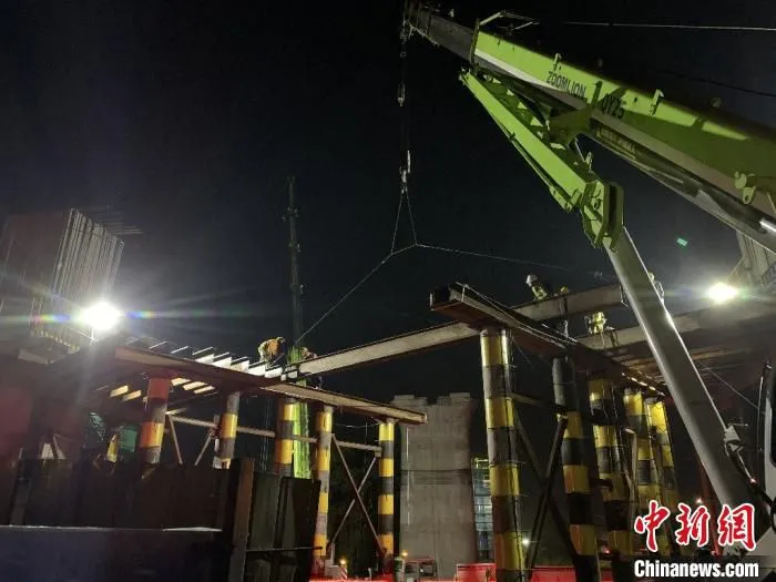 DK1203特大桥79号门式墩跨匝道H型钢吊装施工 。　李利 摄