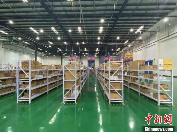 中国(山东)自由贸易试验区济南片区内，准备发往各地的货物在分拣后有序的放在货架上。　吕妍 摄