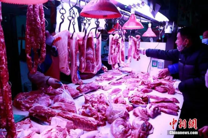 顾客在选购猪肉。 汤彦俊 摄